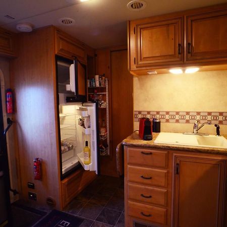 Luxury American Rv With Hot Tub West Chiltington Buitenkant foto