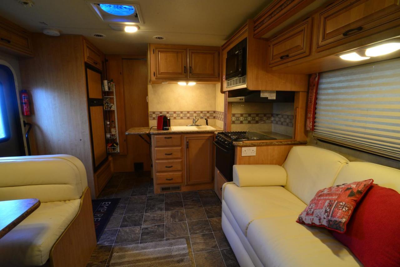 Luxury American Rv With Hot Tub West Chiltington Buitenkant foto