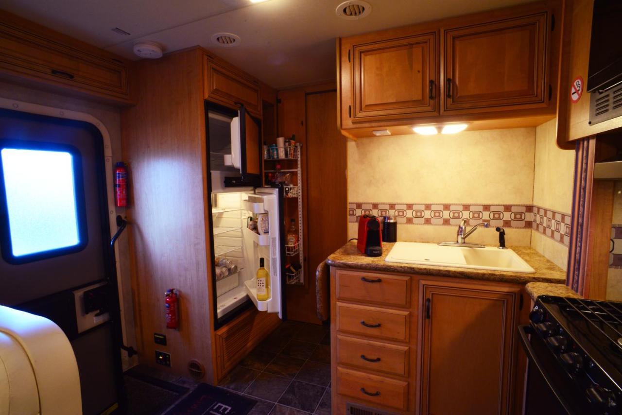 Luxury American Rv With Hot Tub West Chiltington Buitenkant foto